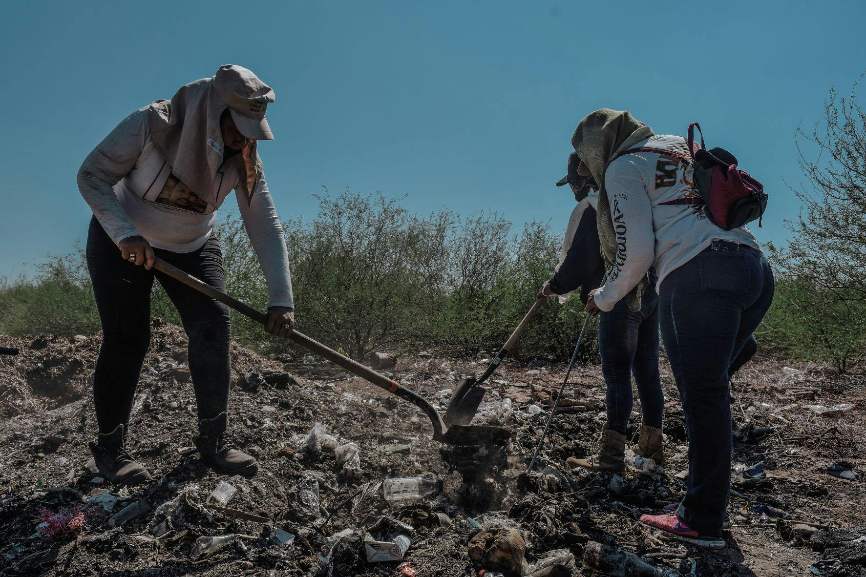 Rastreadoras buscan entre la tierra