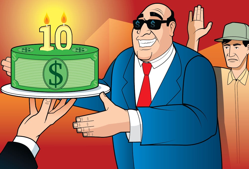 Diputado recibe un pastel de dinero con el número de 10 aniversario, atrás de él una persona que emula a la población levanta la mano