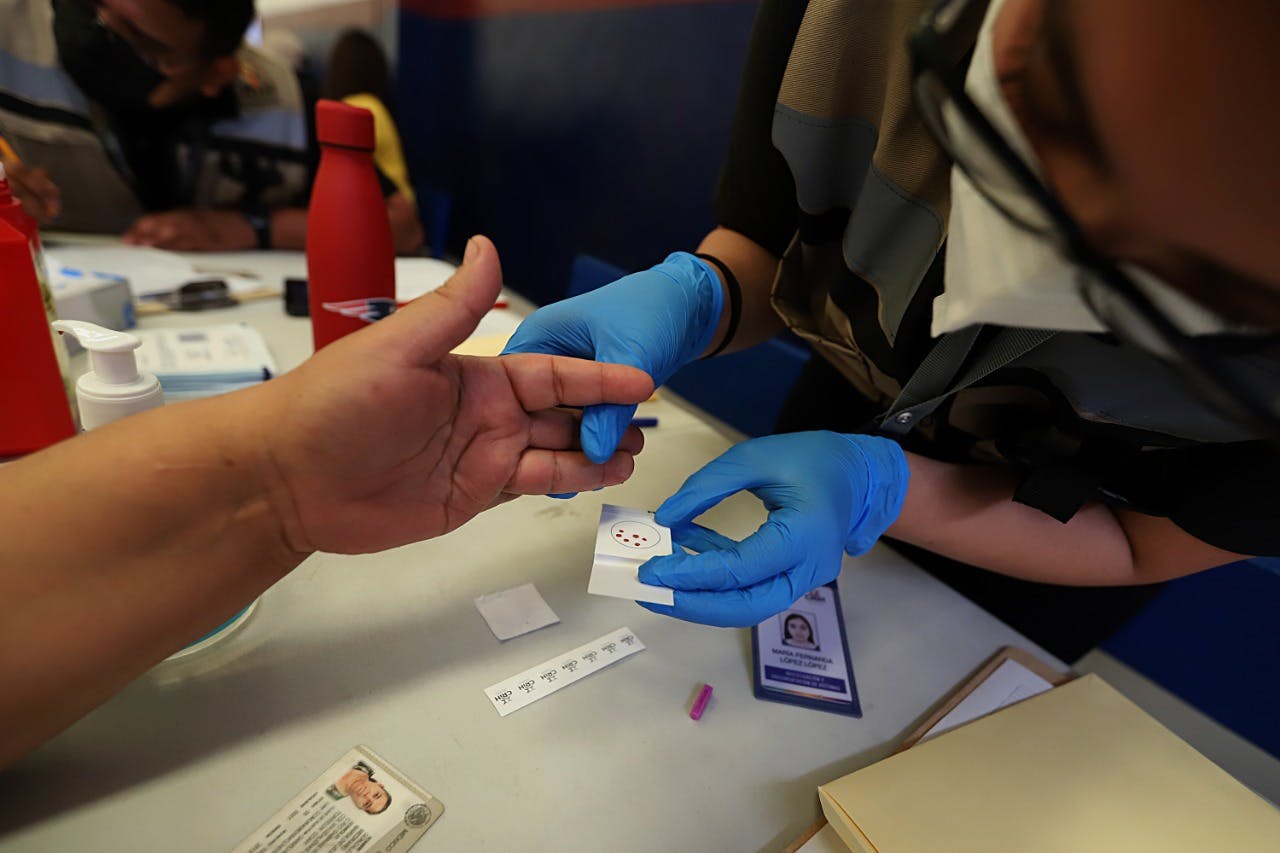 Yoman muestras de sangre para hacer comparaciones e identificar a desaparecidos en Coahuila.