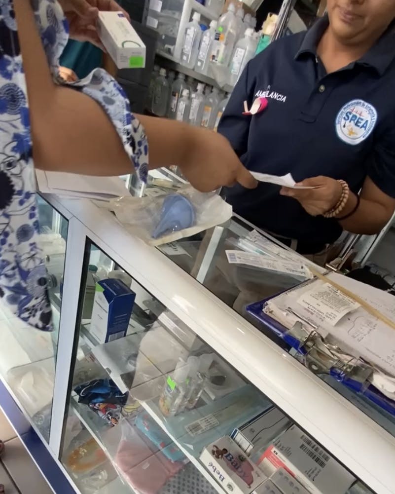 fotografia de la compra de medicamento en una farmacia