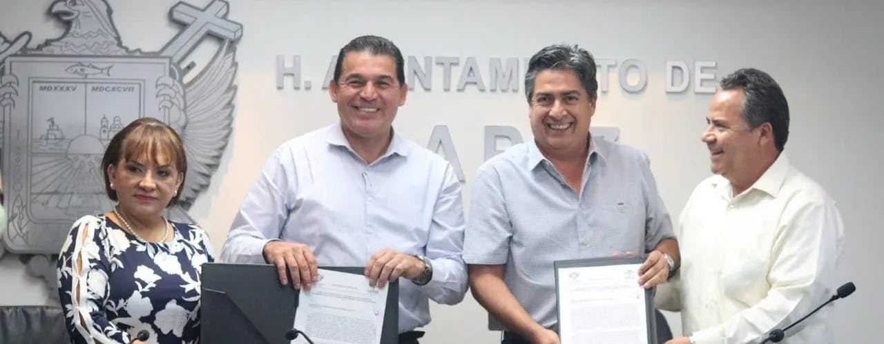 Rubén Muñoz y el Colegio de Notarios muestran la firman de carta "intención" para "regularizar mil 154 propiedades