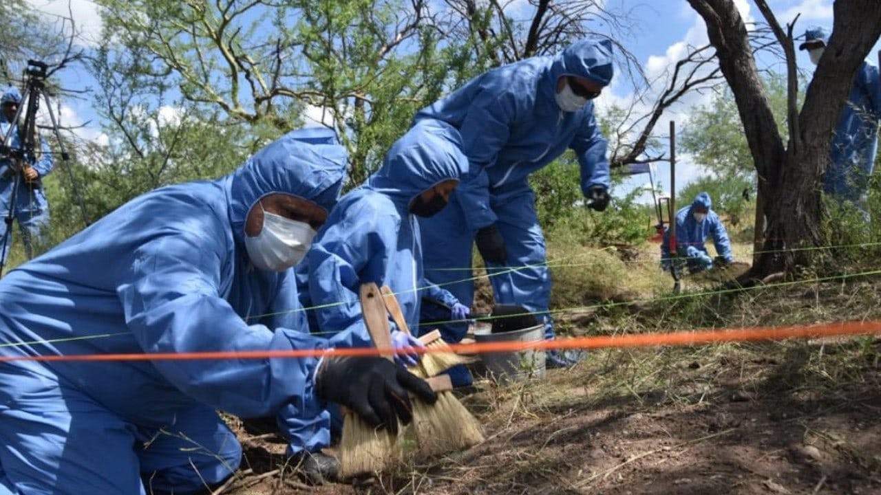 Peritos buscan restos en una fosa