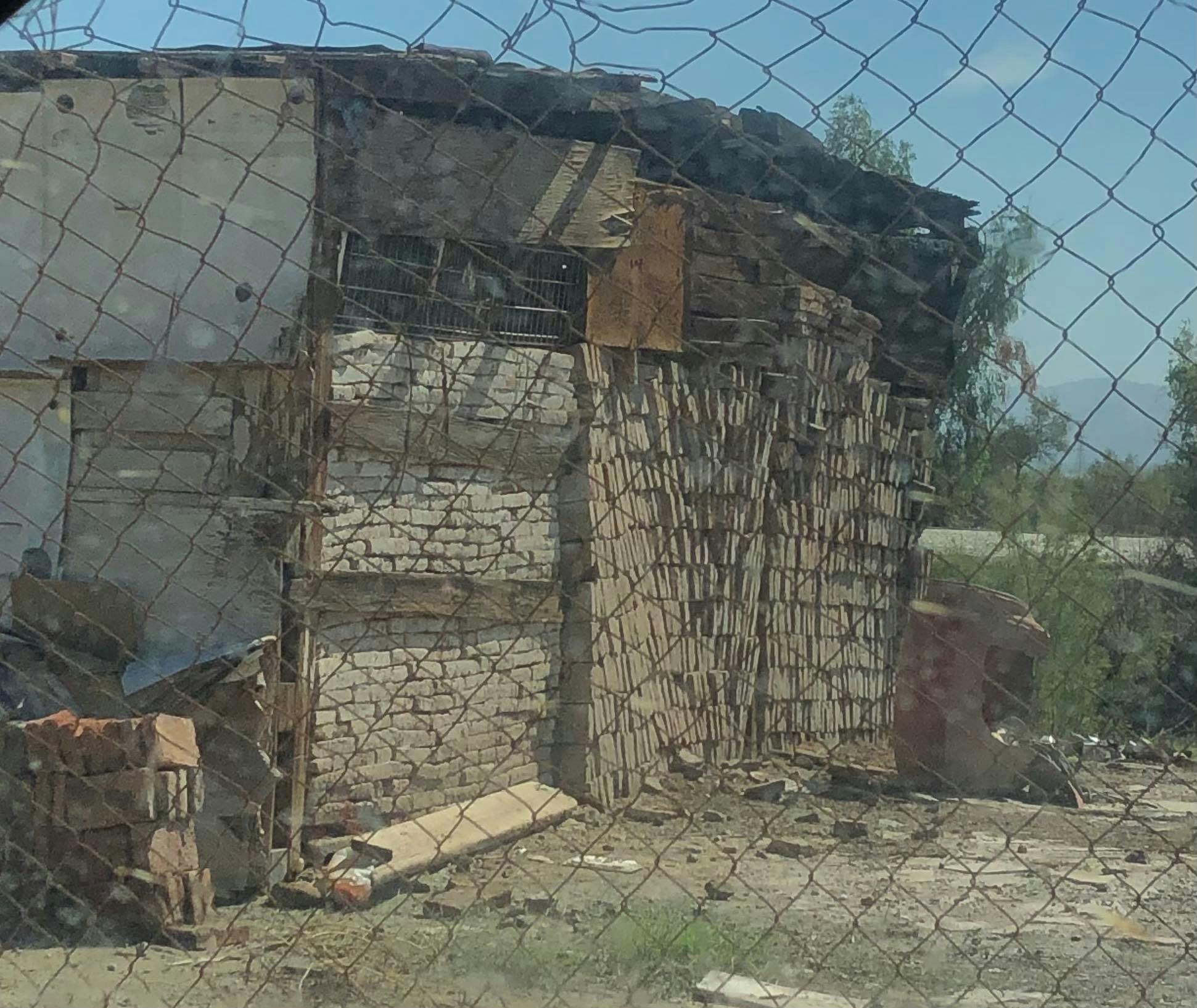 Ejemplo de una vivienda en la Ladrillera, de cartón y madera