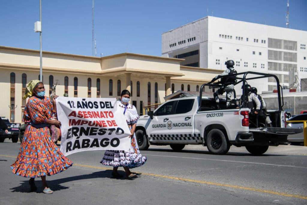 Integrantes de la comunidad rarámurio durante la protesta por el asesinato de Ernesto Rábago.