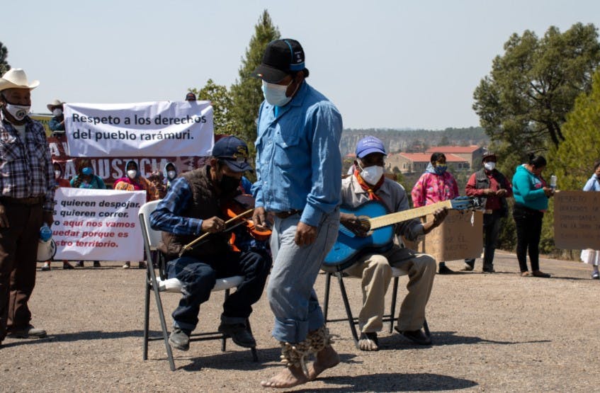 Musica durante la protesta de la comunidad rarámuri.