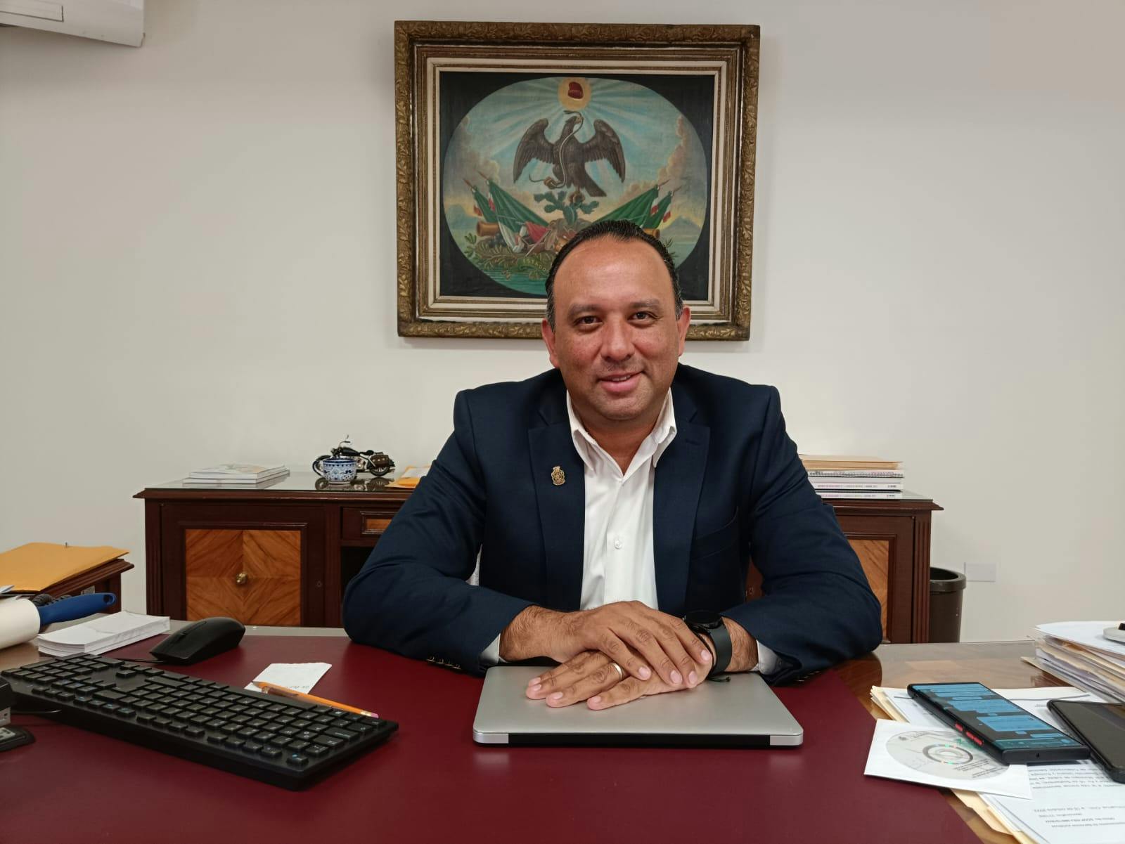 secretario del ayuntamiento en su escritorio