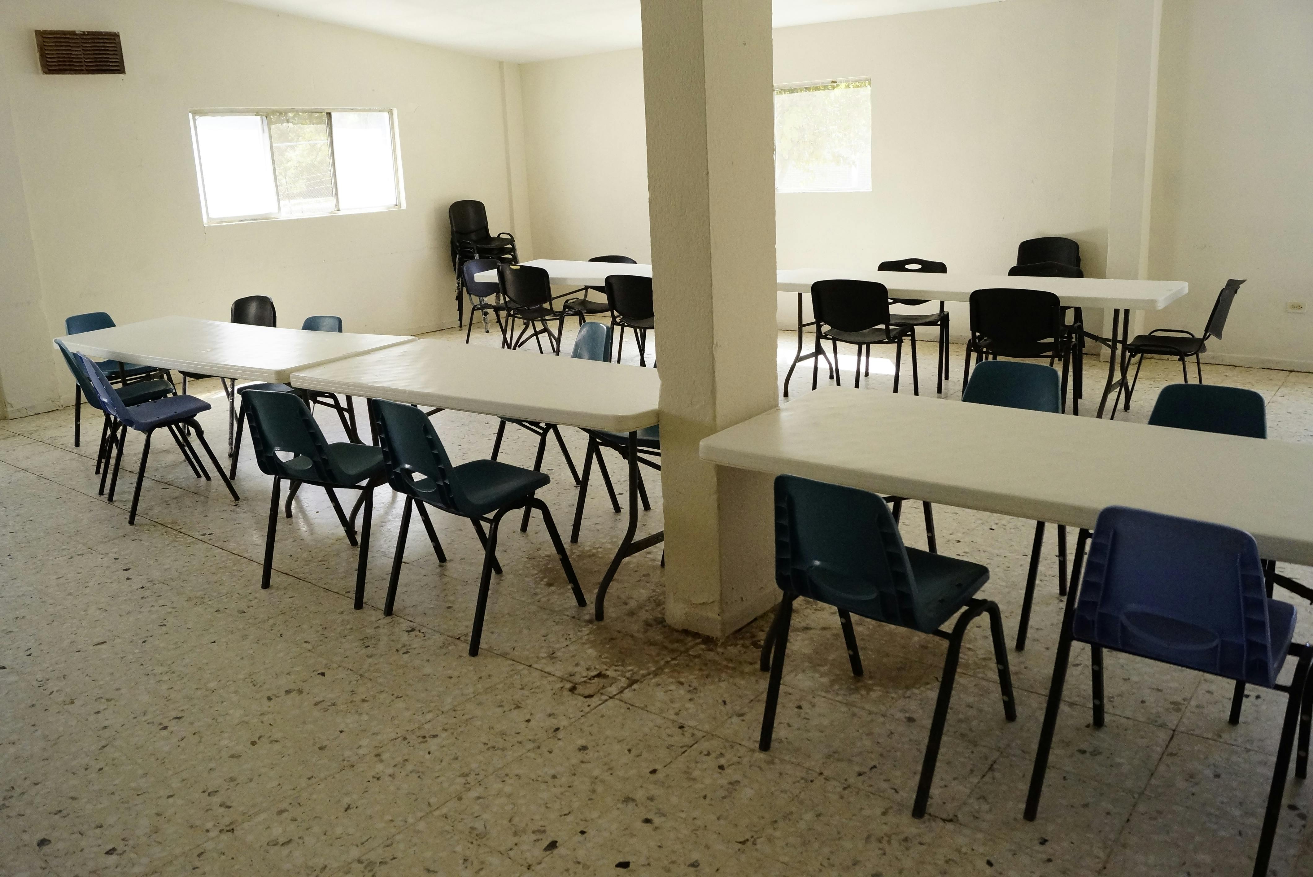 En el comedor de psiquiátrico, los familiares compraron más sillas debido a la saturación