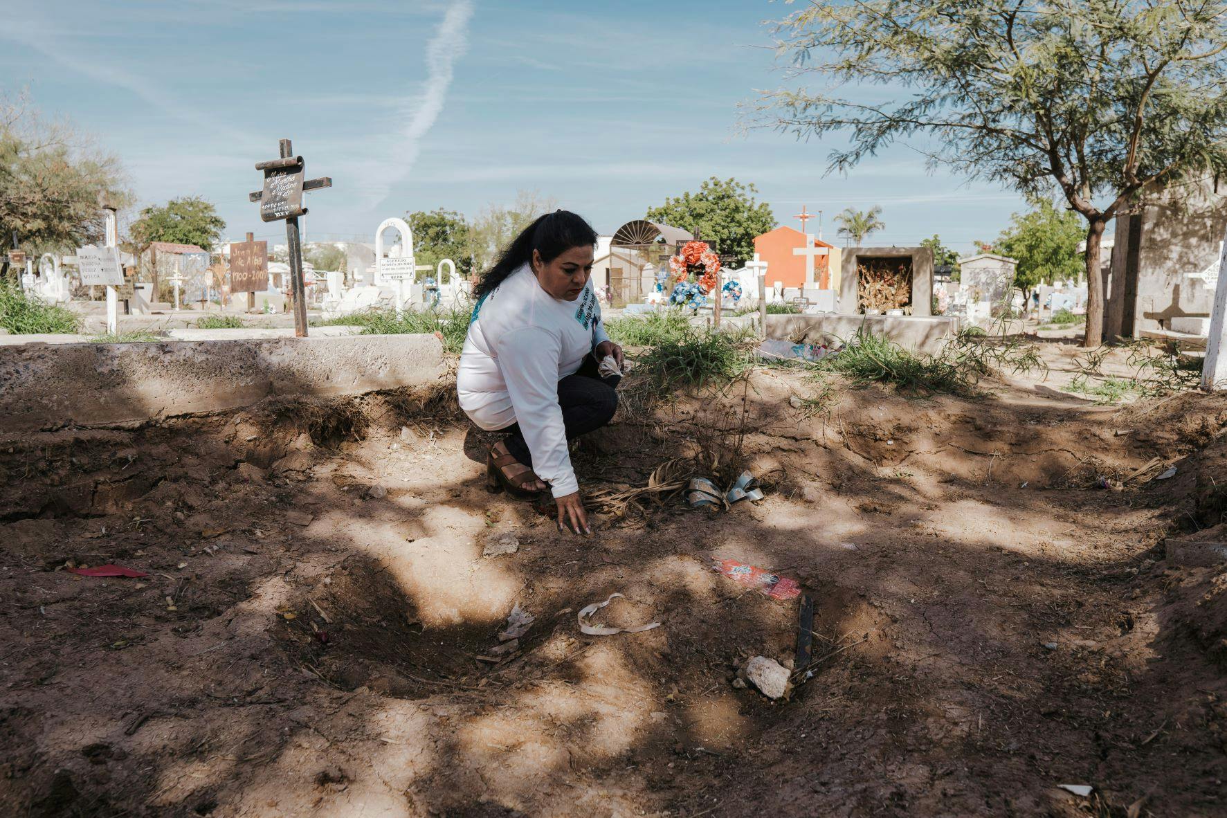 Madre limpia la fosa donde estaba su hijo