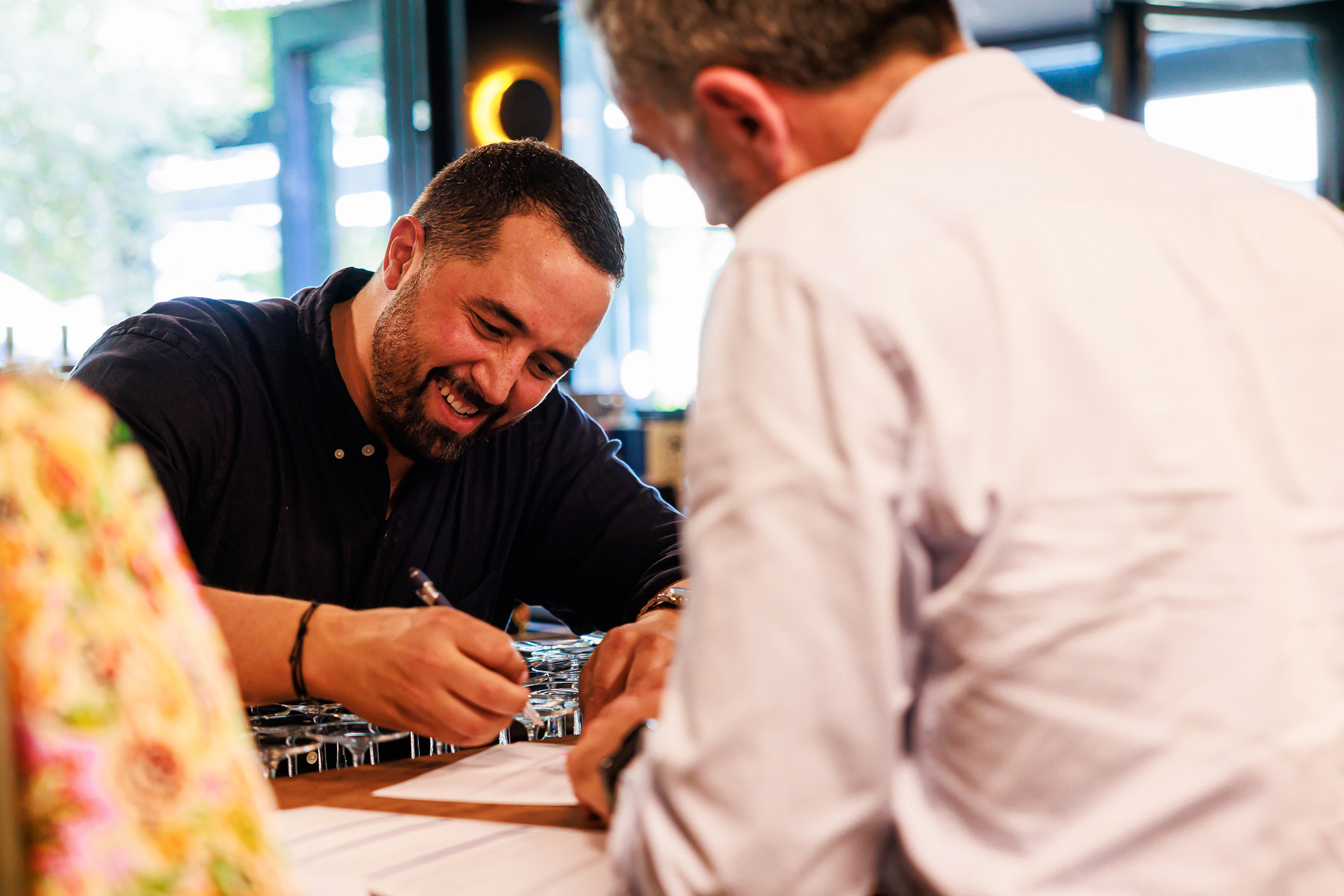 Deux personnes en train de signer des papiers