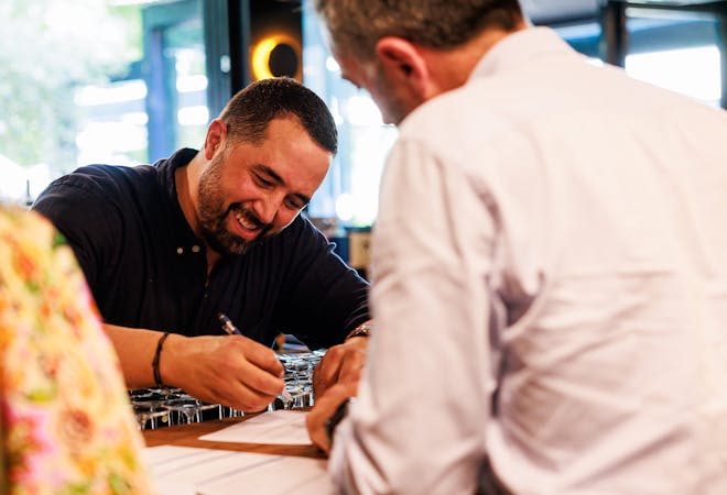 Deux personnes en train de signer des papiers