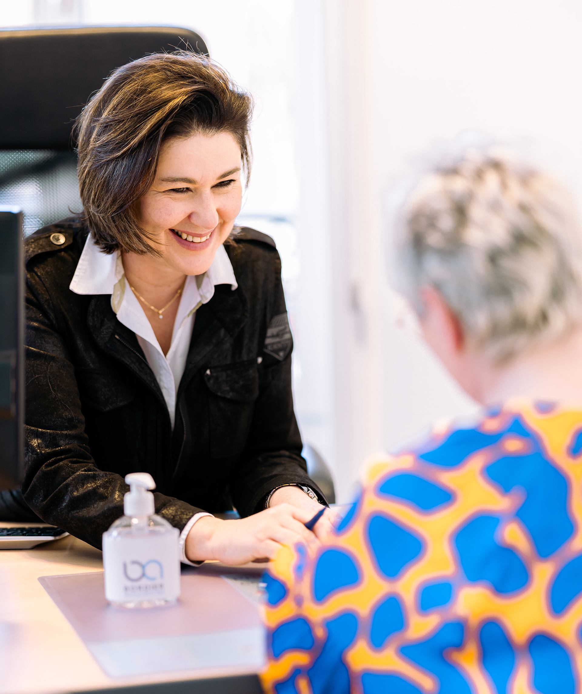 Employé de BORDIER Assurances recevant un client dans son bureau