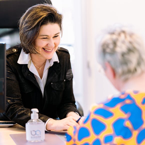 Employé de Bordier Assurances recevant un client dans son bureau