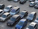 Des véhicules sur le parking d'une société