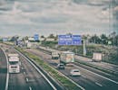 Une autoroute avec des camions et des voitures