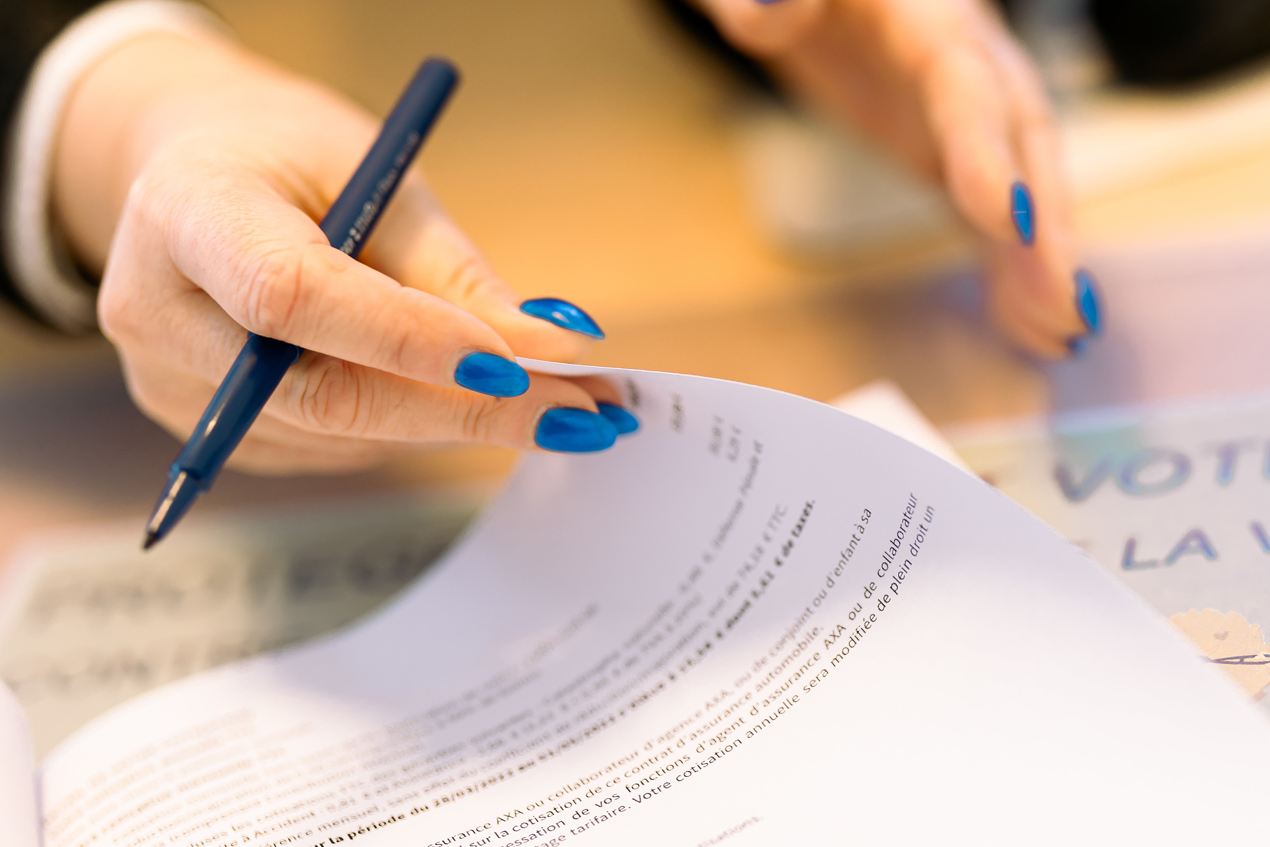 Une main tourne un contrat Bordier Assurances