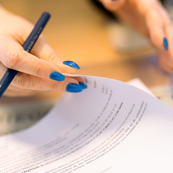 Une main tourne un contrat Bordier Assurances