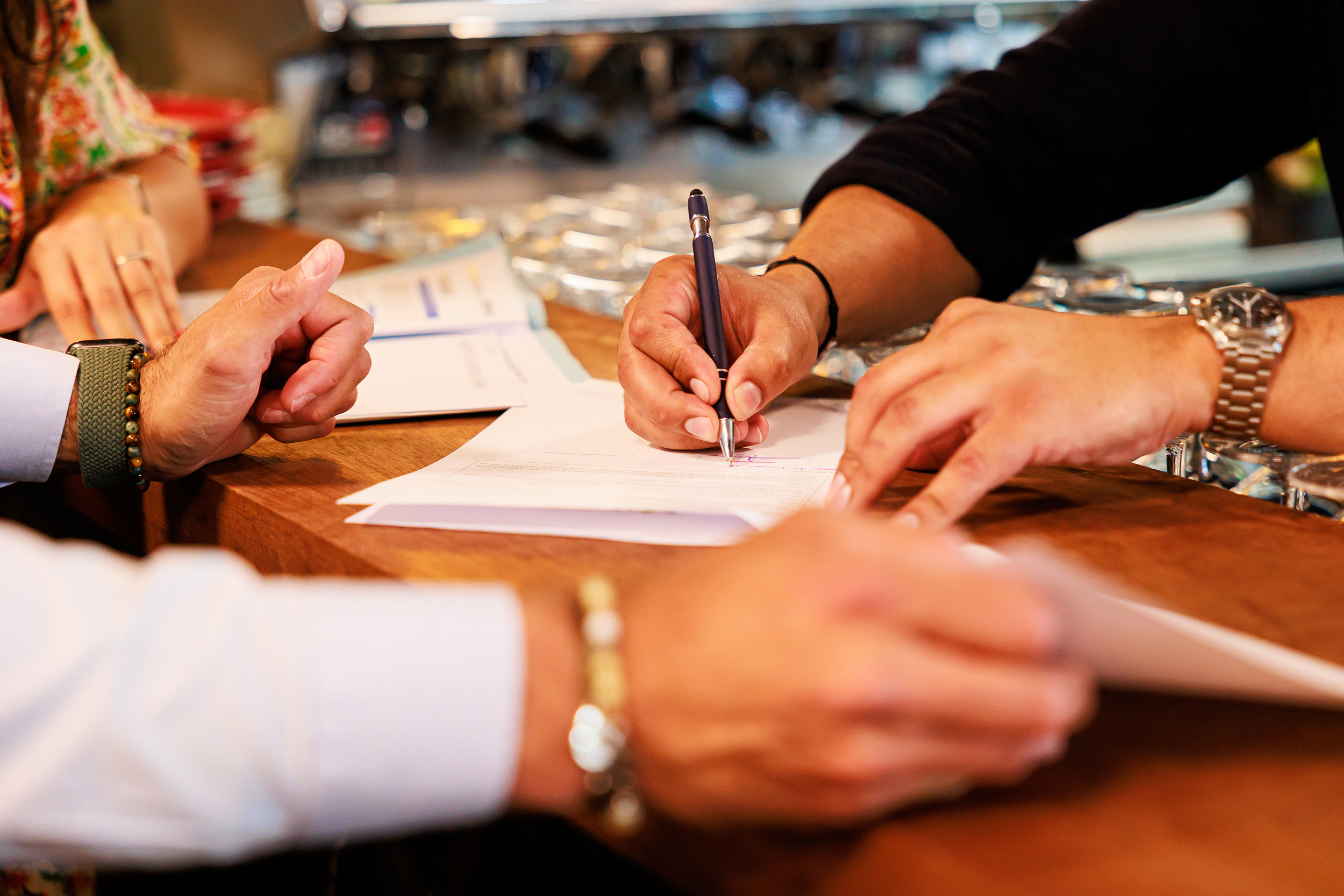 Un comptoir de bar au Lac du Bistroquet, Mr Bordier et Mr Thomas signe un contrat
