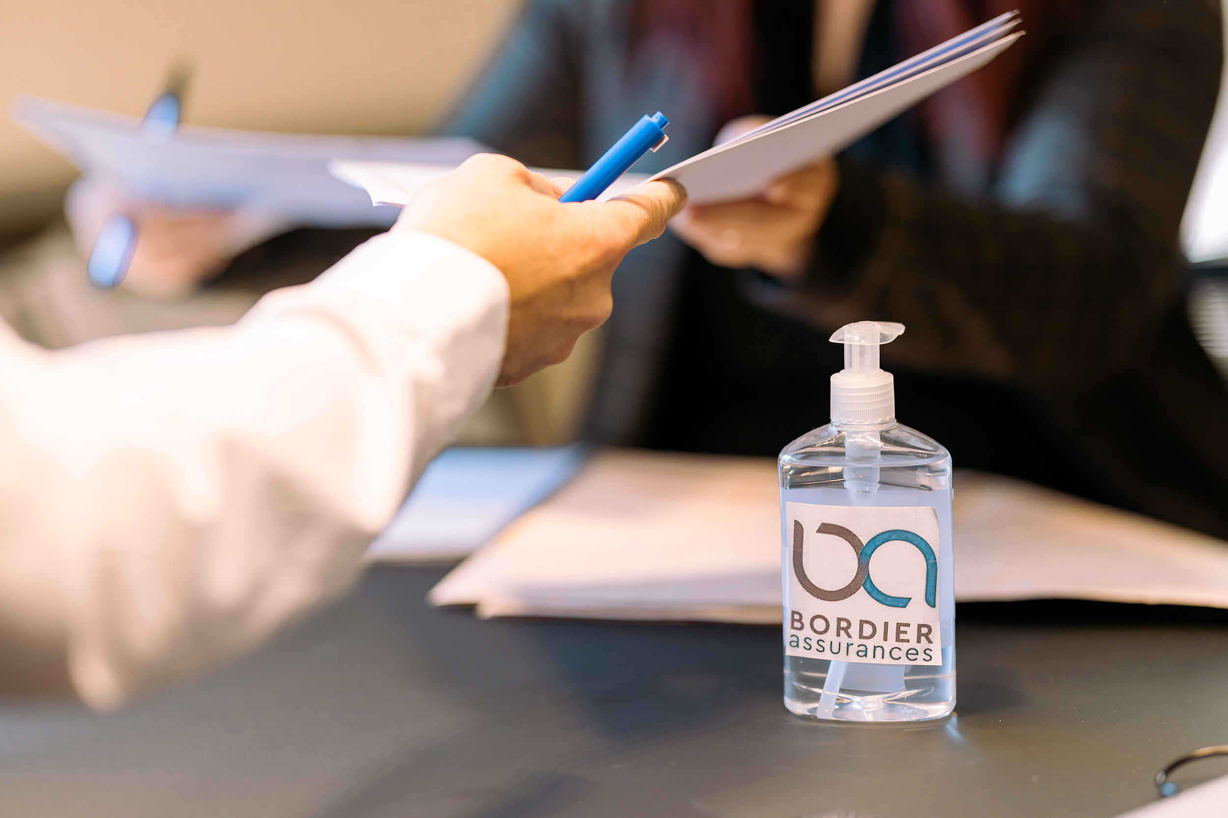 Signature de contrat entre Bordier Assurances et un client