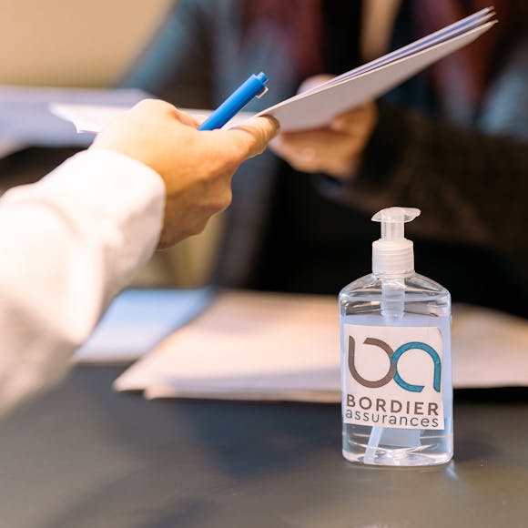 Signature de contrat entre Bordier Assurances et un client