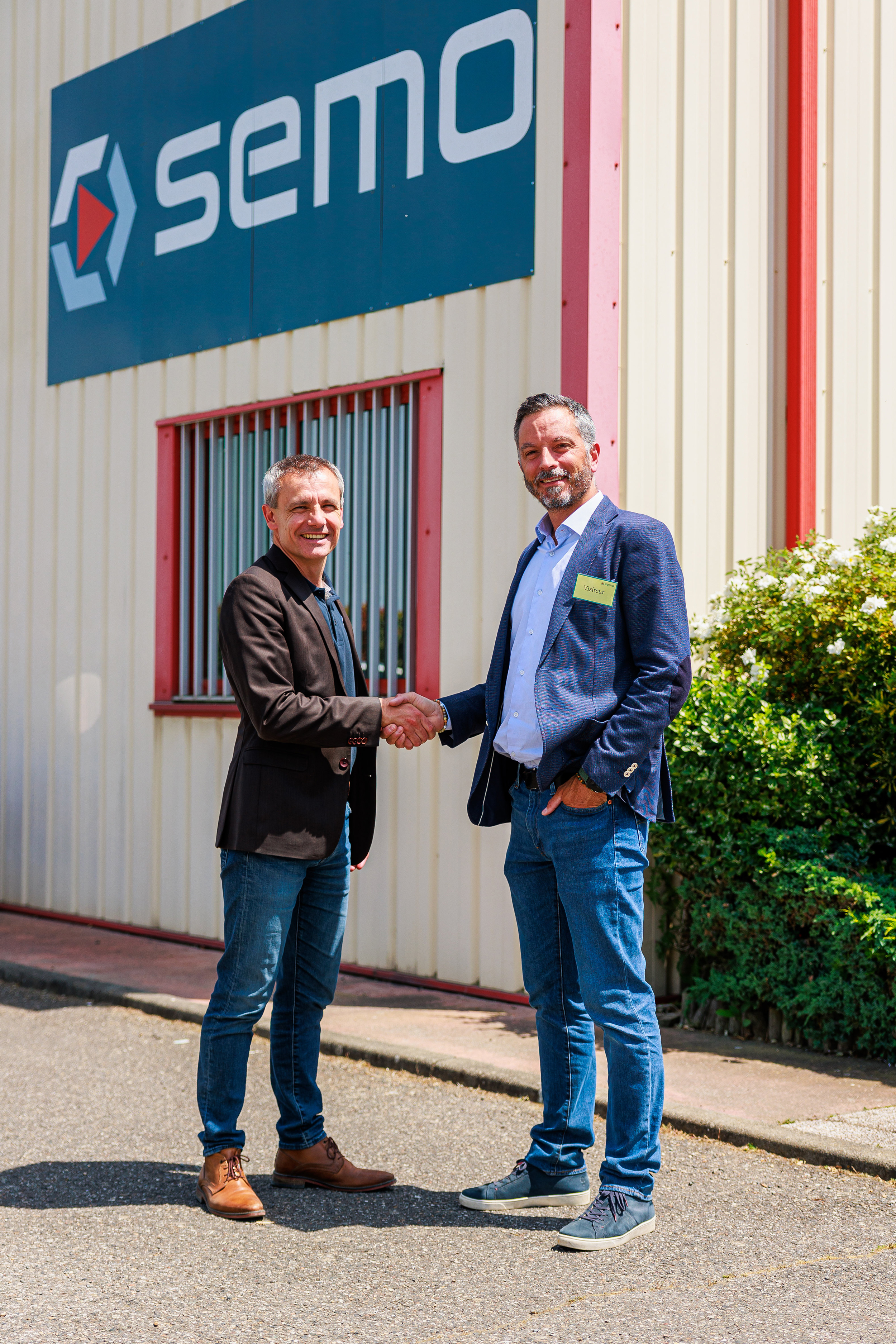 Mr bordier et Mr Nobiron devant l'entreprise SEMO