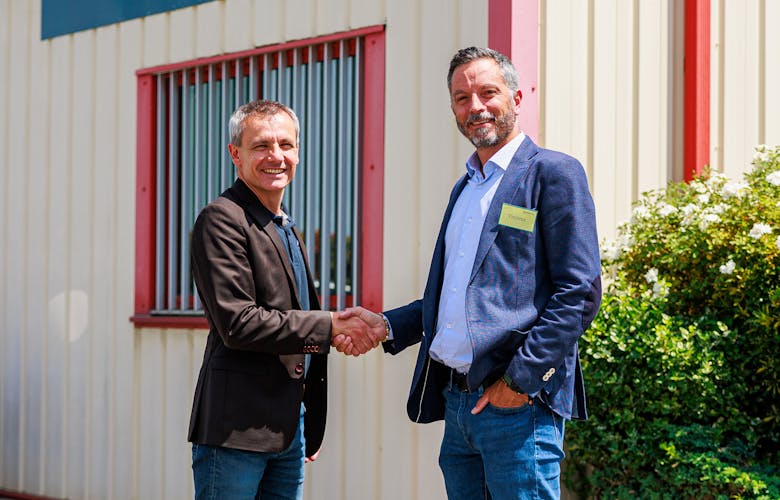 Mr bordier et Mr Nobiron devant l'entreprise SEMO