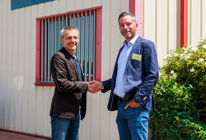 Mr bordier et Mr Nobiron devant l'entreprise SEMO