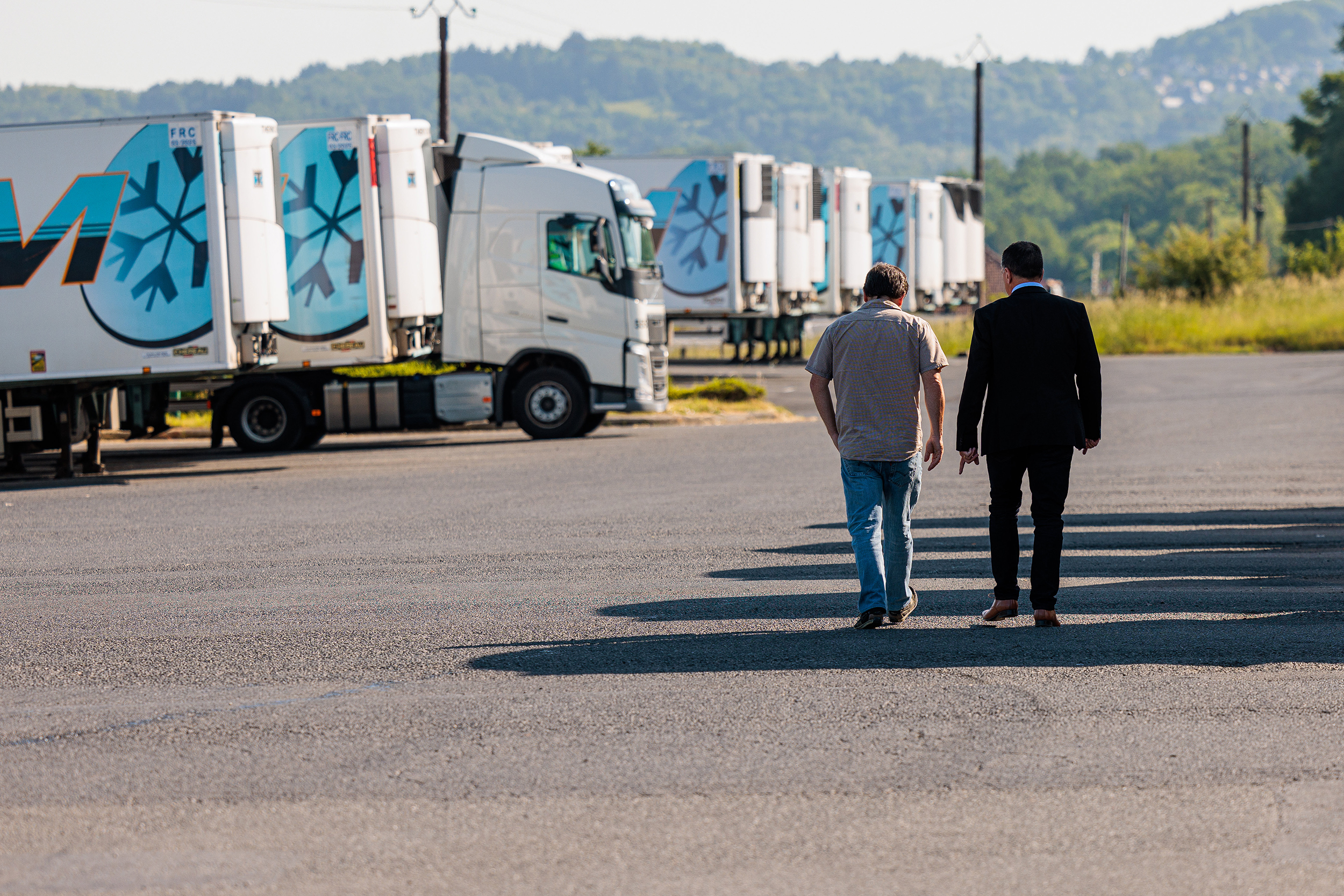 Mr Bordier et Mr Condomine sur le parking de l'entreprise MADRIAS