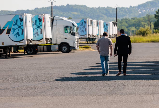 Mr Bordier et Mr Condomine sur le parking de l'entreprise MADRIAS