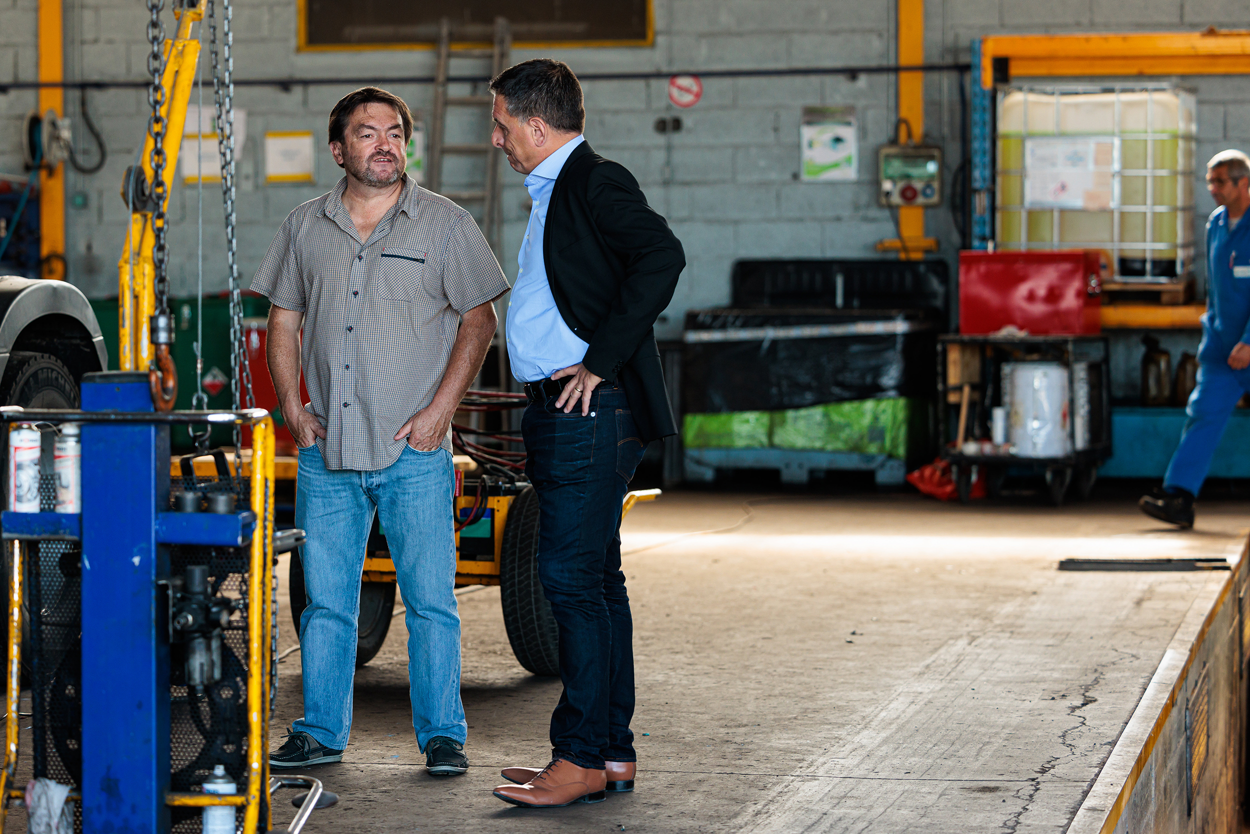 Mr Bordier et Mr Condomine dans les ateliers de l'entreprise MADRIAS