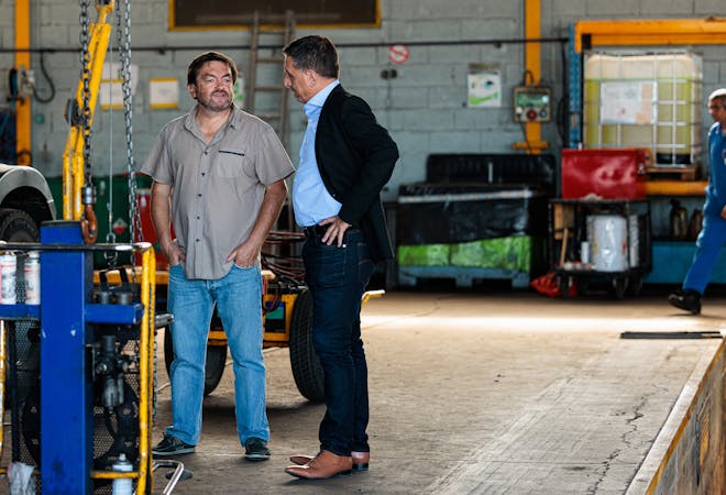 Mr Bordier et Mr Condomine dans les ateliers de l'entreprise MADRIAS