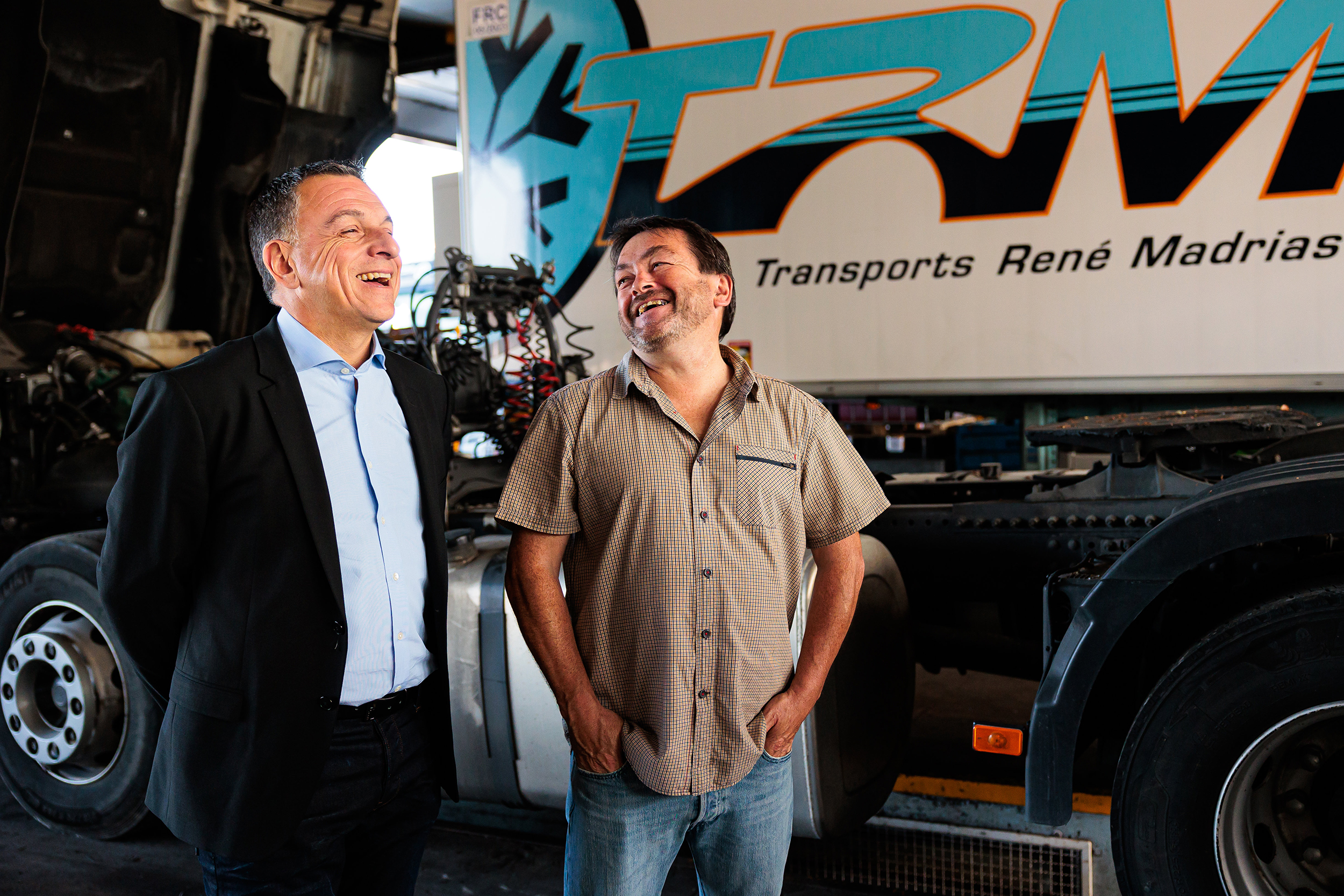 Mr Bordier et Mr Condomine devant un camion de l'entreprise MADRIAS