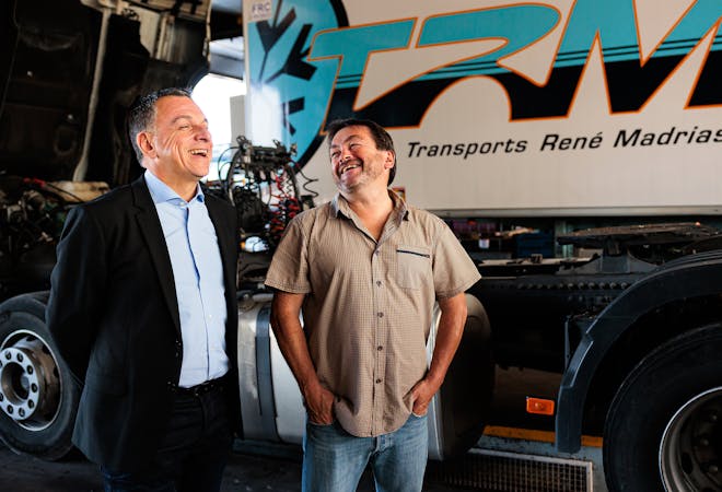 Mr Bordier et Mr Condomine devant un camion de l'entreprise MADRIAS