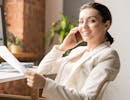 Une femme dirigeante derrière son bureau