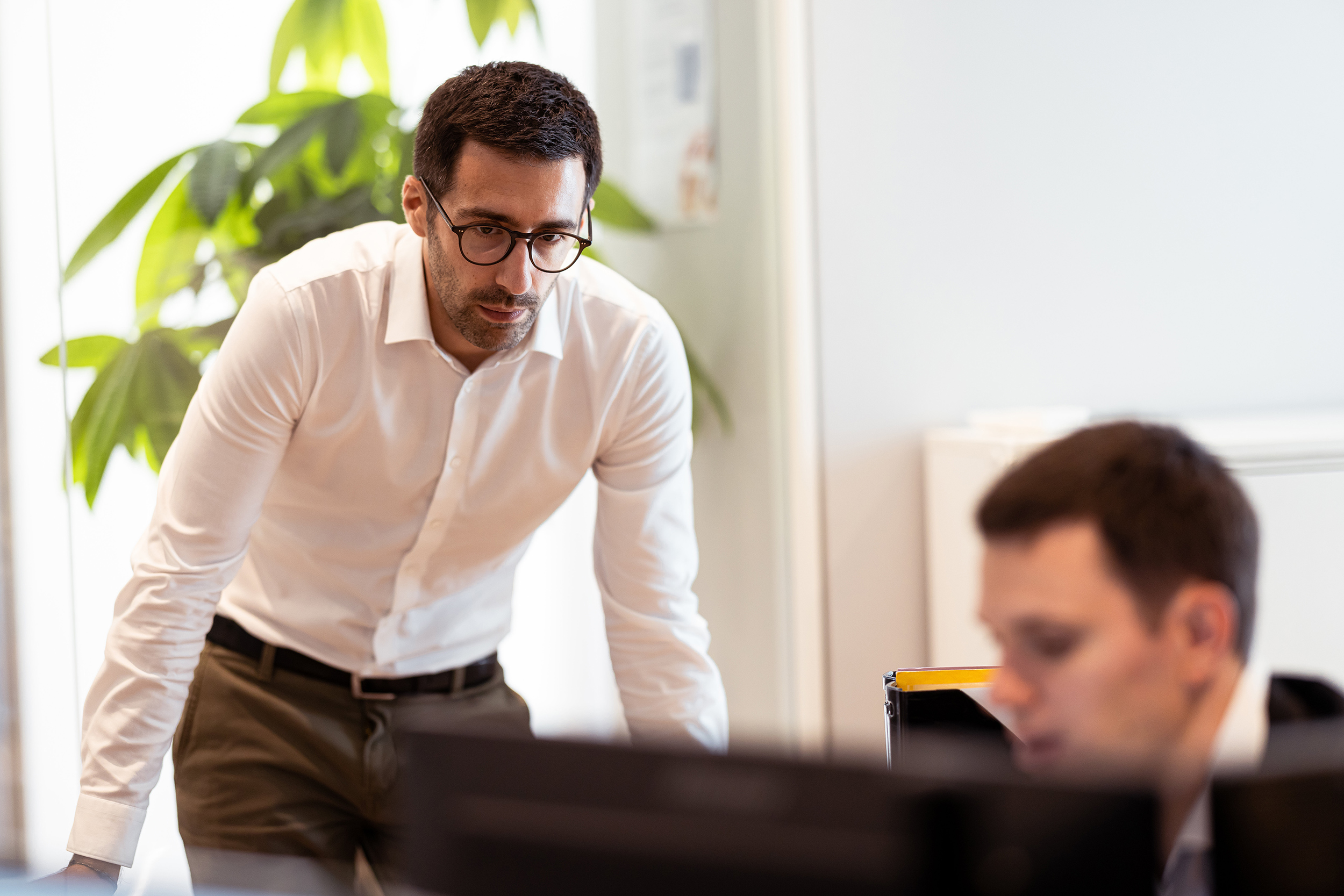 Deux collaborateurs en réunion chez Bordier Assurances