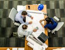 Deux hommes et une femme en réunion de travail