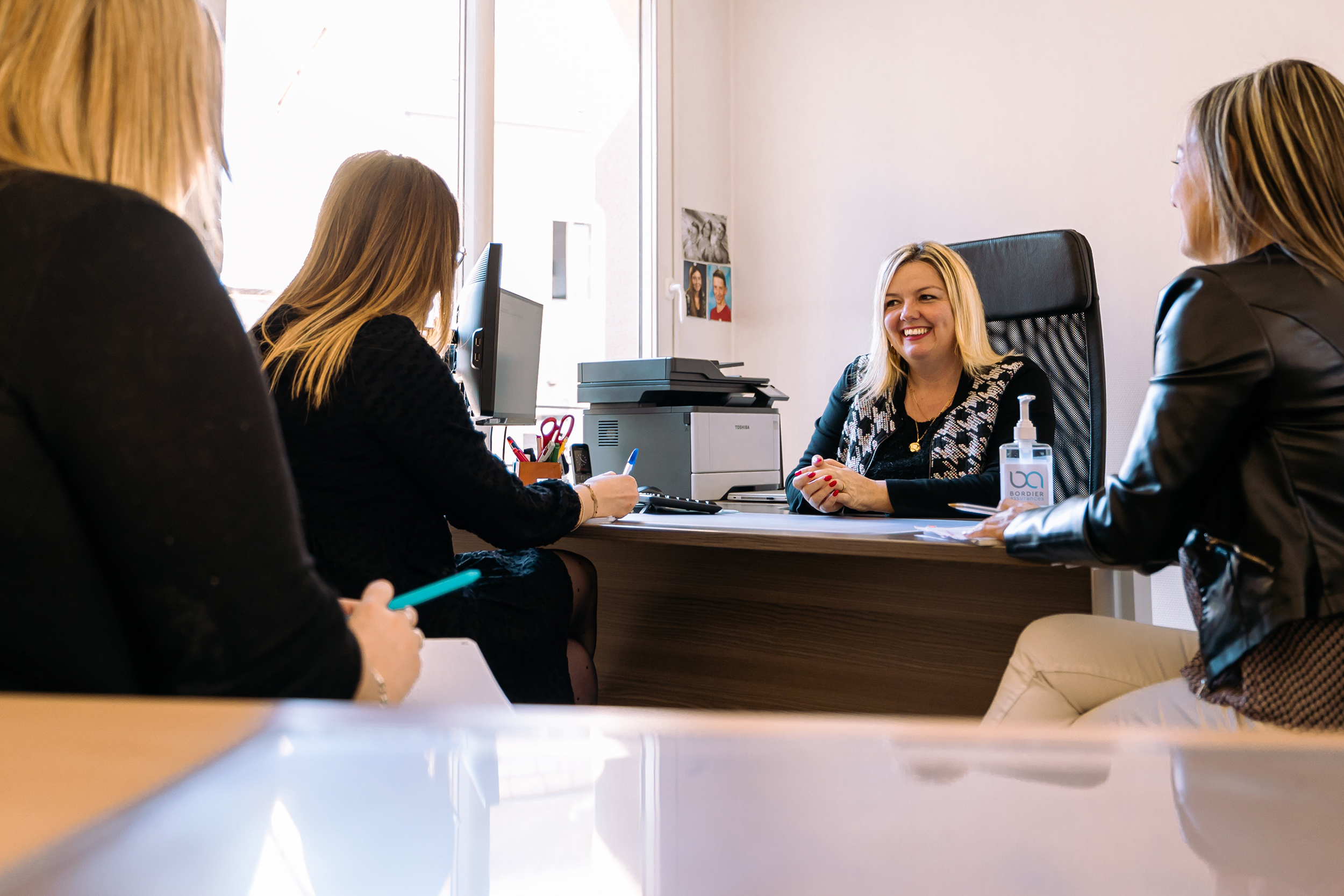 4 femmes en réunion dans les bureaux de Bordier Assurances