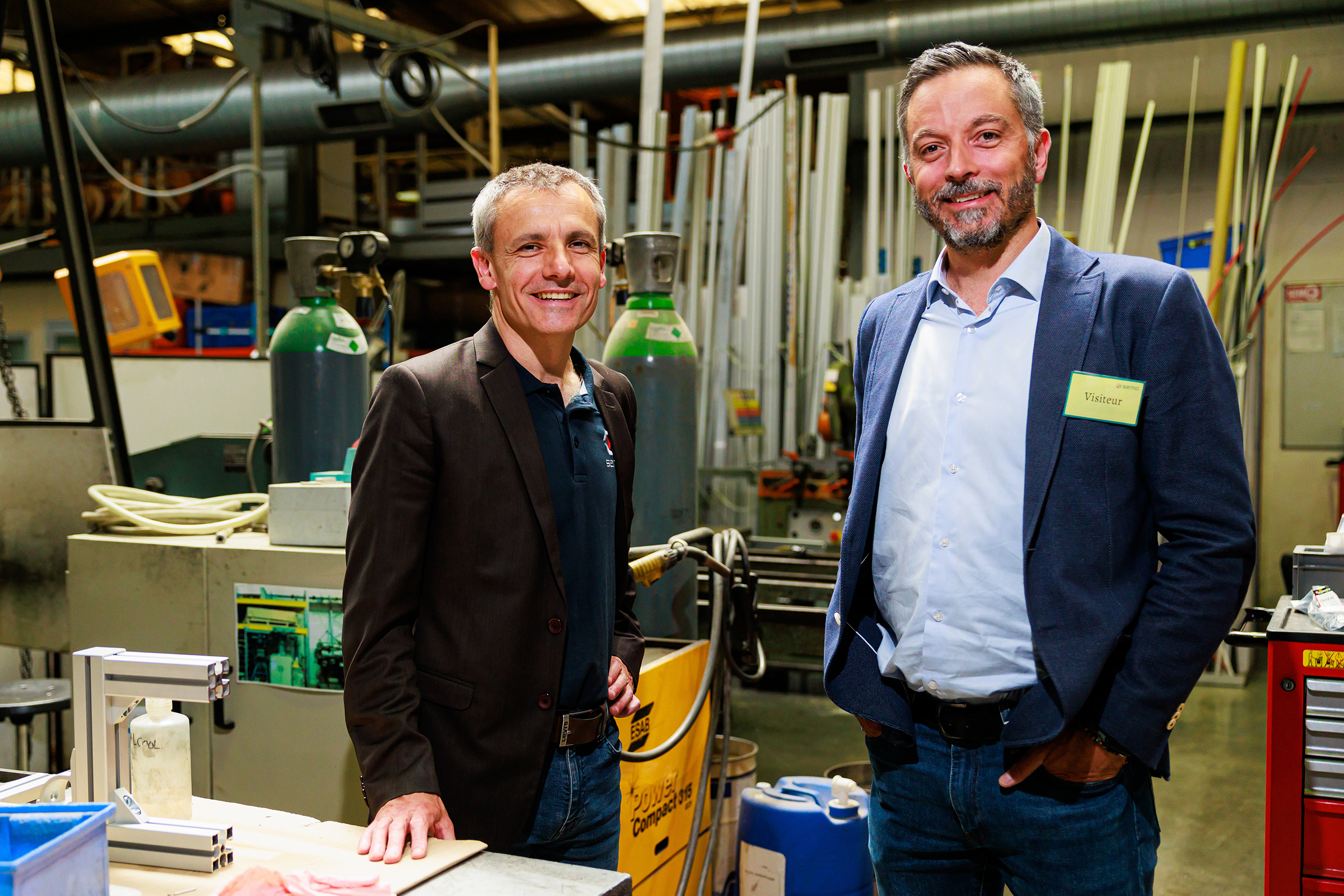 Mr Bordier et Mr Nobiron dans un atelier de l'entreprise SEMO