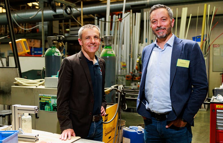 Mr Bordier et Mr Nobiron dans un atelier de l'entreprise SEMO