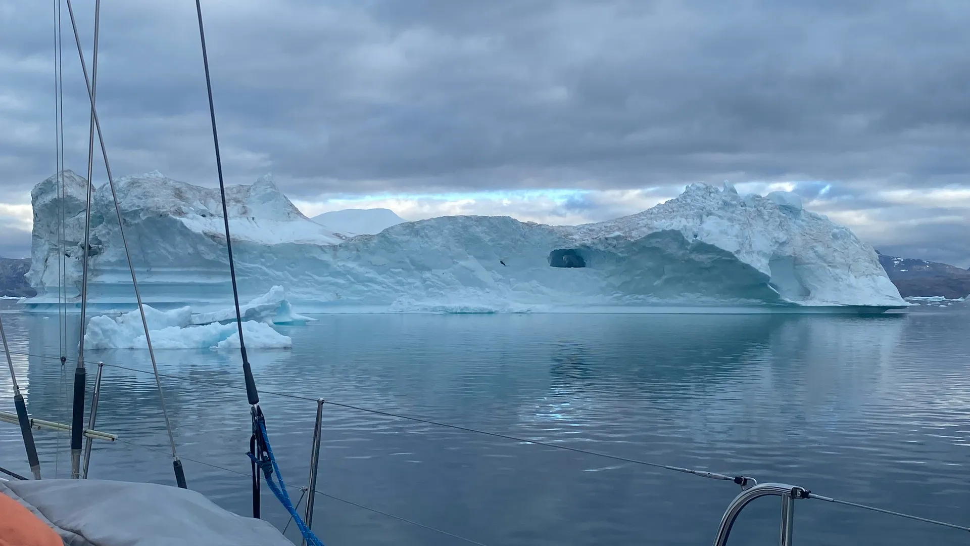 Voile & Exploration, Groenland de l’Est : grand iceberg dans un fjord calme, vu depuis le pont