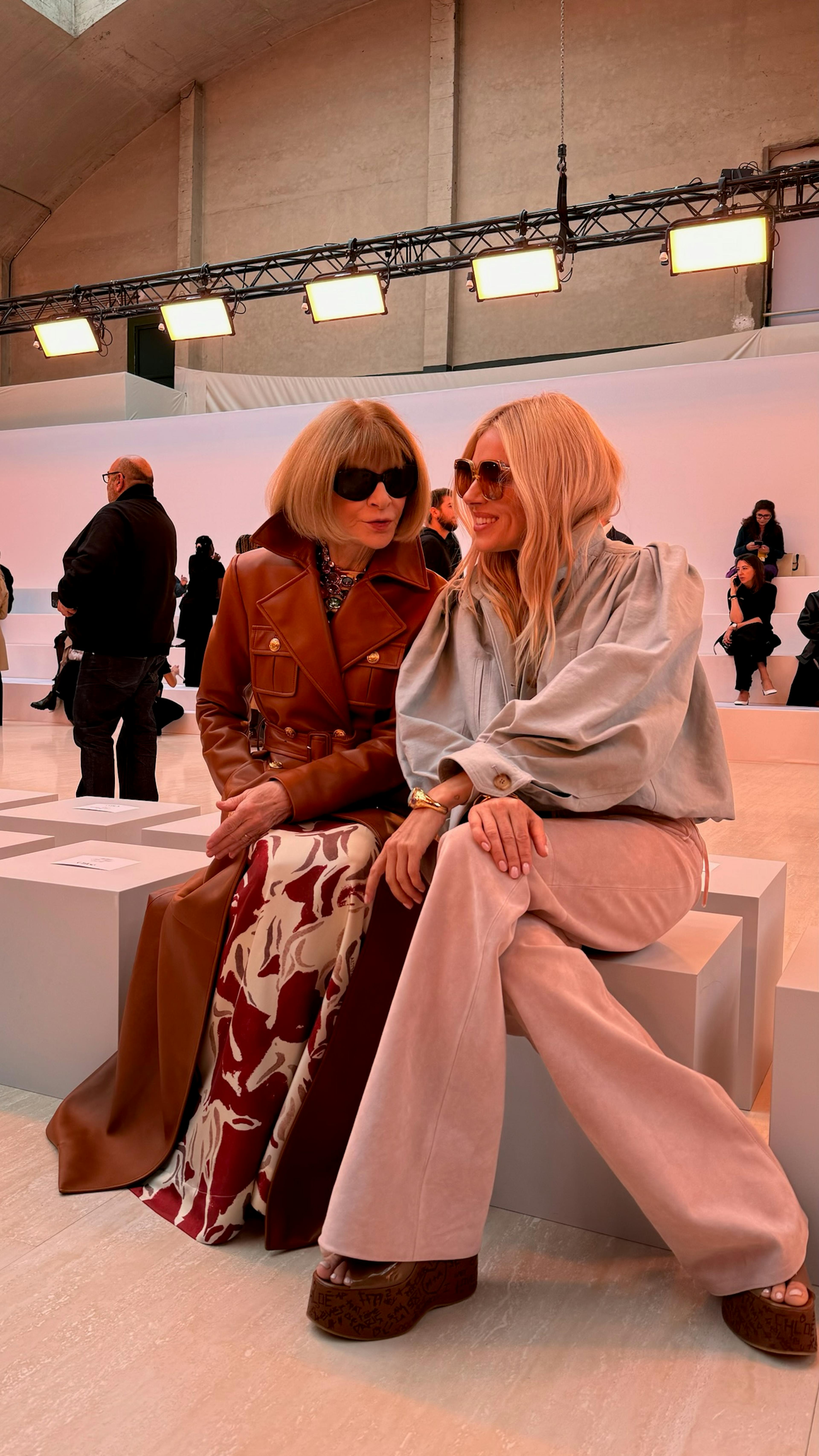 Chloé x Authentic Beauty Concept – Anna Wintour und Sienna Miller in der Front Row der SS25 Show.