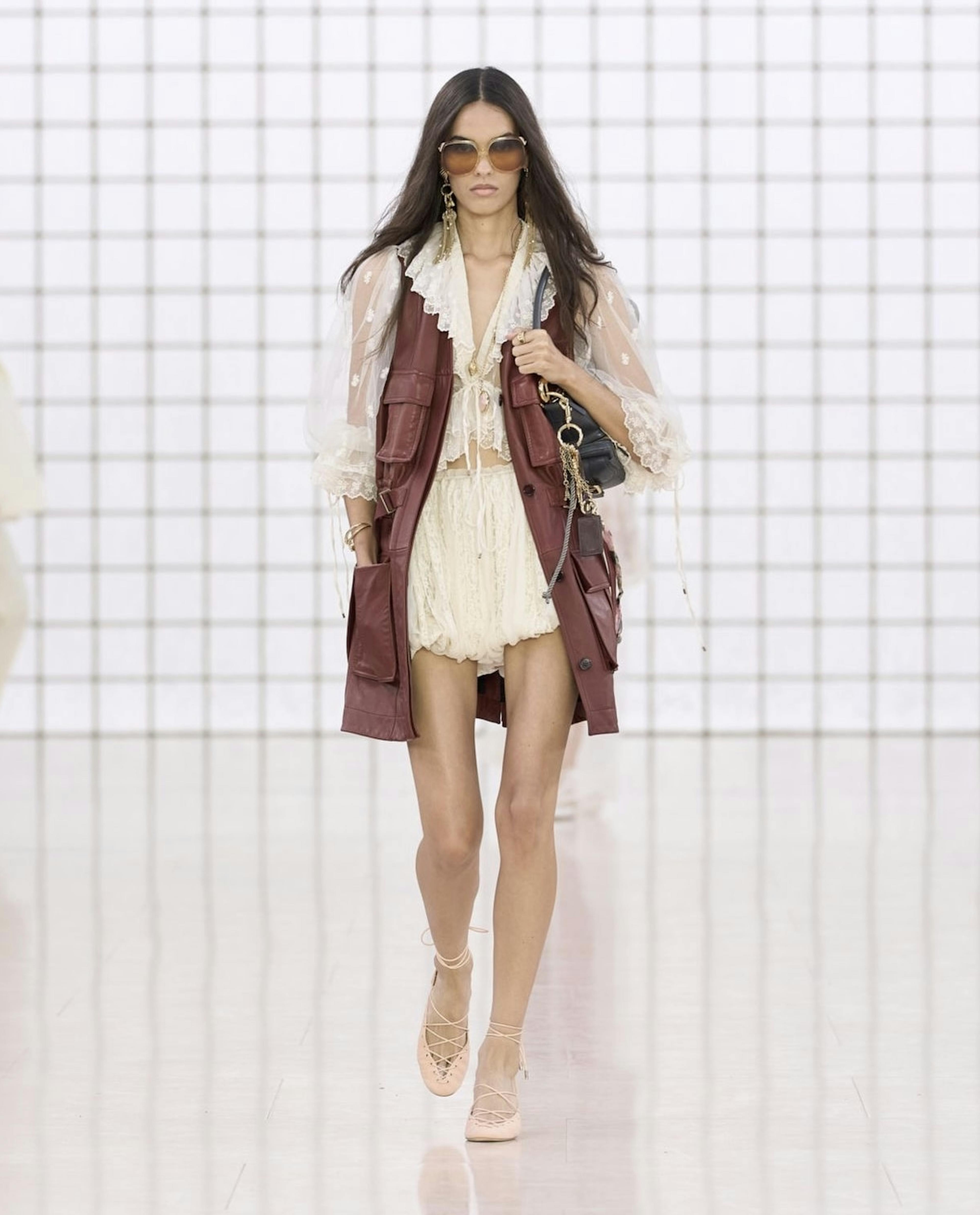 Chloé x Authentic Beauty Concept – Boho-Chic-Vibes auf dem Runway mit fließenden Kleidern und Spitze.