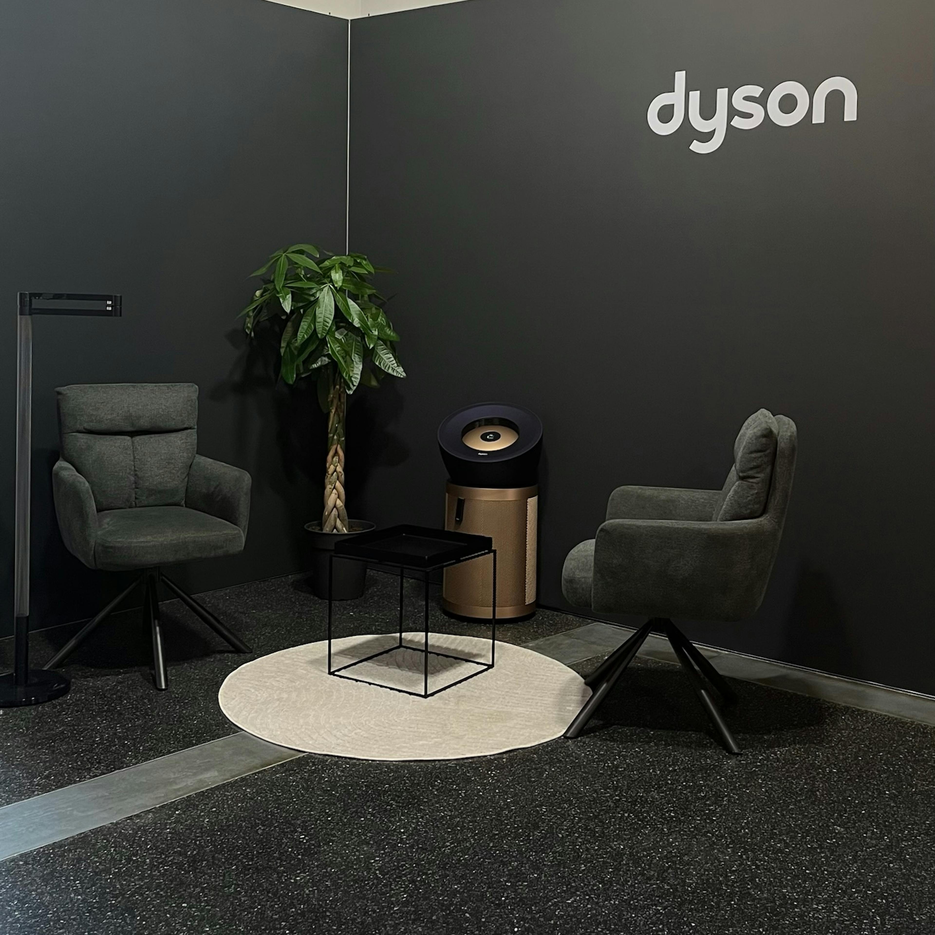 Dyson Home Care Event Hamburg – Influencer testen den Dyson WashG1 bei Hands-on-Sessions.