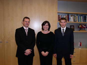 1. miesto - dvojtýždenný pobyt v USA 28.10.-08.11.2004 2.-4. miesto - týždenný pobyt v Moskve 13.10.-18.10.2004 5.-6. miesto - týždenný pobyt v Bruseli 20.11.-27.11.2004 7. miesto - víkendový pobyt v Mníchove 01.10.-04.10.2004 8.-13. miesto - týždenný pobyt v Prahe 19.02.-26.02.2005 Čestní hostia: JUDr. Jozef Adamec – riaditeľ odboru štátov strednej a severnej Európy MZV SR Mr. Scott Thayer – chargé d´affairs Veľvyslanectvo USA v SR JUDr. Miroslav Zozulák – chargé d´affairs Veľvyslanectvo ČR v SR Mr. Sergej Sizov – riaditeľ Ruského kultúrneho centra, Veľvyslanectvo RF v SR Vyhodnotenie súťaže - čestní hostia Členovia hodnotiacej komisie: Prof. Philip Tuhy, Wilkes University, Wilkes-Barre, PA, USA Prof. PhDr. Roman Holec, CSc. – Univerzita Komenského, Bratislava JUDr. Jozef Bandžak - Ministerstvo vnútra ČR, Praha Ing. Alena Sabelová, PhD. - firma DNV, Bratislava Ing. Martin Bosák, PhD. – Technická univerzita, Košice Ing. Alexander Tarča - Spoločnosť Michala Bosáka, Prešov Výsledné poradie: P.č; Meno; Téma; Škola 1; Mihálik Matej; Paintball vo Vajnoroch; Gymn. Novomeského, BA 2; Vojtková Mária; Investovanie do podielových fondov (investičná hra); OA Prešov 3; Harmatová Darina; DARIHARI - výroba a predaj baliacich krabičiek; OA Modrý Kameň 4; Mišovičová Dáša; SLENDER - fitness centrum; DOŠ Oravský Podzámok 5; Zajacová-Vanková Michaela; Syrové špeciality; OA Nevädzová, BA 6; Barabášová Zuzana; Hotel NATURE***; ZSŠ Zlaté Moravce 7; Lipták František; Ekonomické príčiny chudoby; Gymn. Alejová, KE 8; Grman Peter; Dajme šancu drevu a postihnutým; SPŠOI Kremnica 9; Lapínová Janka; KVEJA s.r.o. - výroba a predaj sušených kvetín; Gymn. Šahy 10; Kuruczová Monika; Rekonštrukcia pizzérie; ZSŠHSaO Nové Zámy 11; Miškolciová Renáta; Charakteristika fondov a možností získavania financií; OA Krupina 12; Potrok Martin; Martini s.r.o.; OA Trnava 13; Martáková Andrea; LOBSTER; Gymn. Pov. Bystrica Do IV. ročníka súťaže CMB 2004, nad ktorým má záštitu minister zahraničných vecí Slovenskej republiky J.E. p. Eduard Kukan, sa prihlásilo 82 projektov. Zoznam projektov na 14.-20. mieste (práce sú zoradené podľa abecedného zoznamu študentov): P.č; Meno; Téma; Škola 14; Csík Peter; CSP internet s.r.o.; OA Rožňava 15; Černík Peter; WOW Tour s.r.o.; Gymn. Trebišovská, KE 16; Hálková Mária; MŠ podporujúca zdravie – dostavba bazénu; OA Žilina 17; Hvišč Ľubomír; Hotel LORDS***; ZSŠP Bardejov 18; Mičuchová Jana; PP spoločnosti Kultúra a.s.; Gymn. Dneperská, KE 19; Rostášová Miroslava; SKIBAD, a.s. Prakovce; OA Prakovce 20; Tomek Michal; TÉADA s.r.o.; Gymn. Tilgnerova, BA Najlepší študenti boli prijatí u ministra zahraničných vecí SR p. Eduarda Kukana. Vyhodnotenie súťaže - vyhlásenie výsledkov Ocenenia študentov v súťaži