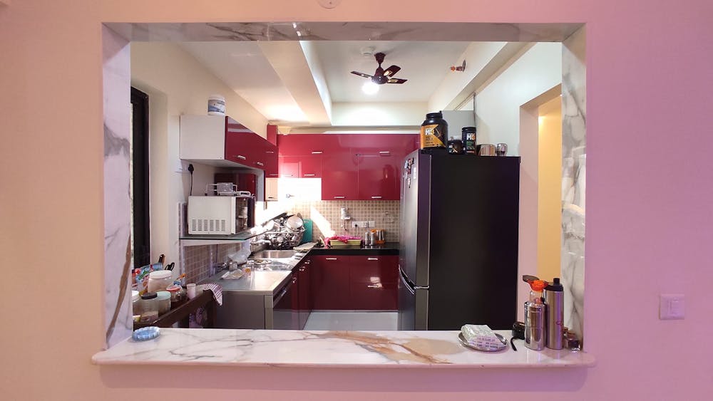 Space-saving modular kitchen in red
