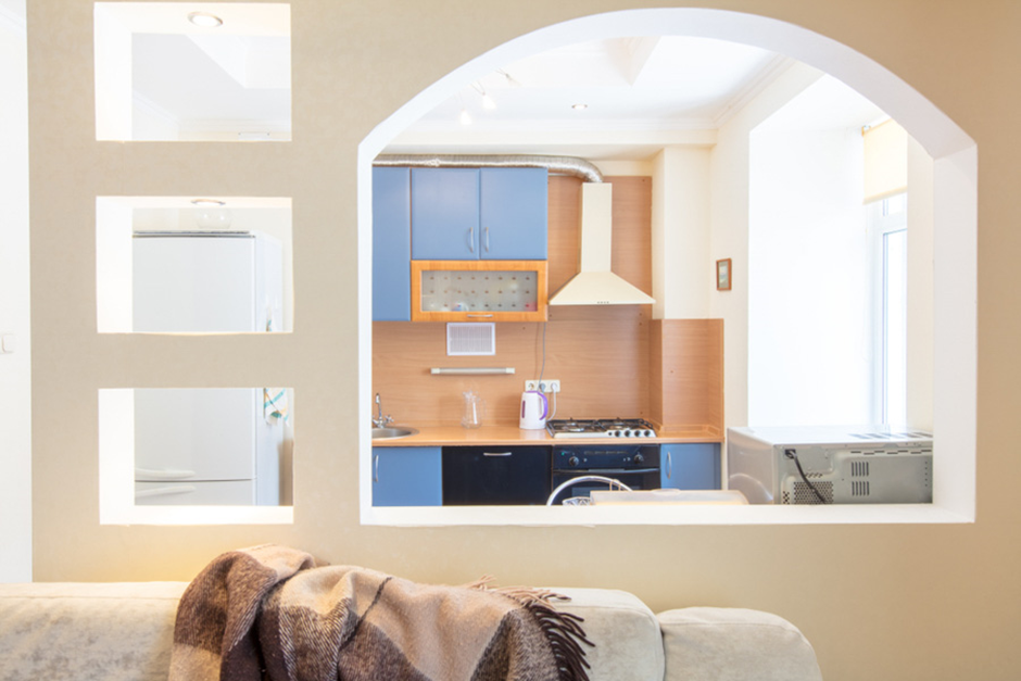 Boxed Open Shelves and Opening Arch in Kitchen | Aleksei Lazukov/ shutterstock