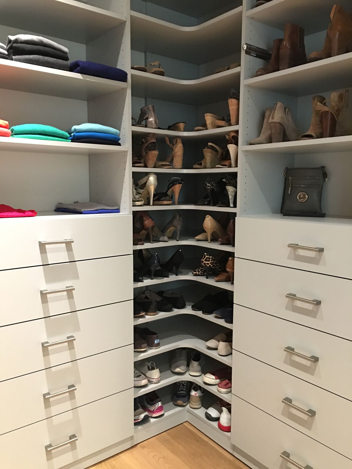 L Shaped Closet with Shoe & Bag Zone