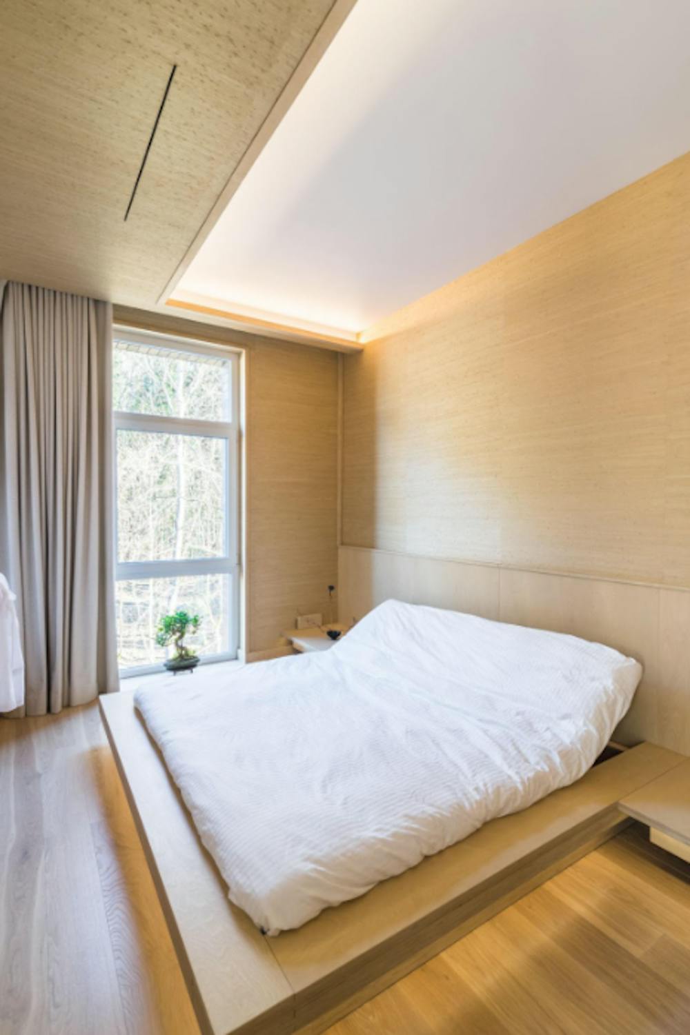 Minimalist Bedroom Wall Decor (Less but Better)