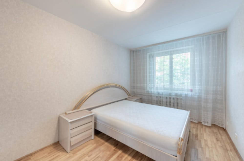 Minimalist Bedroom Layout with Clear Walkways