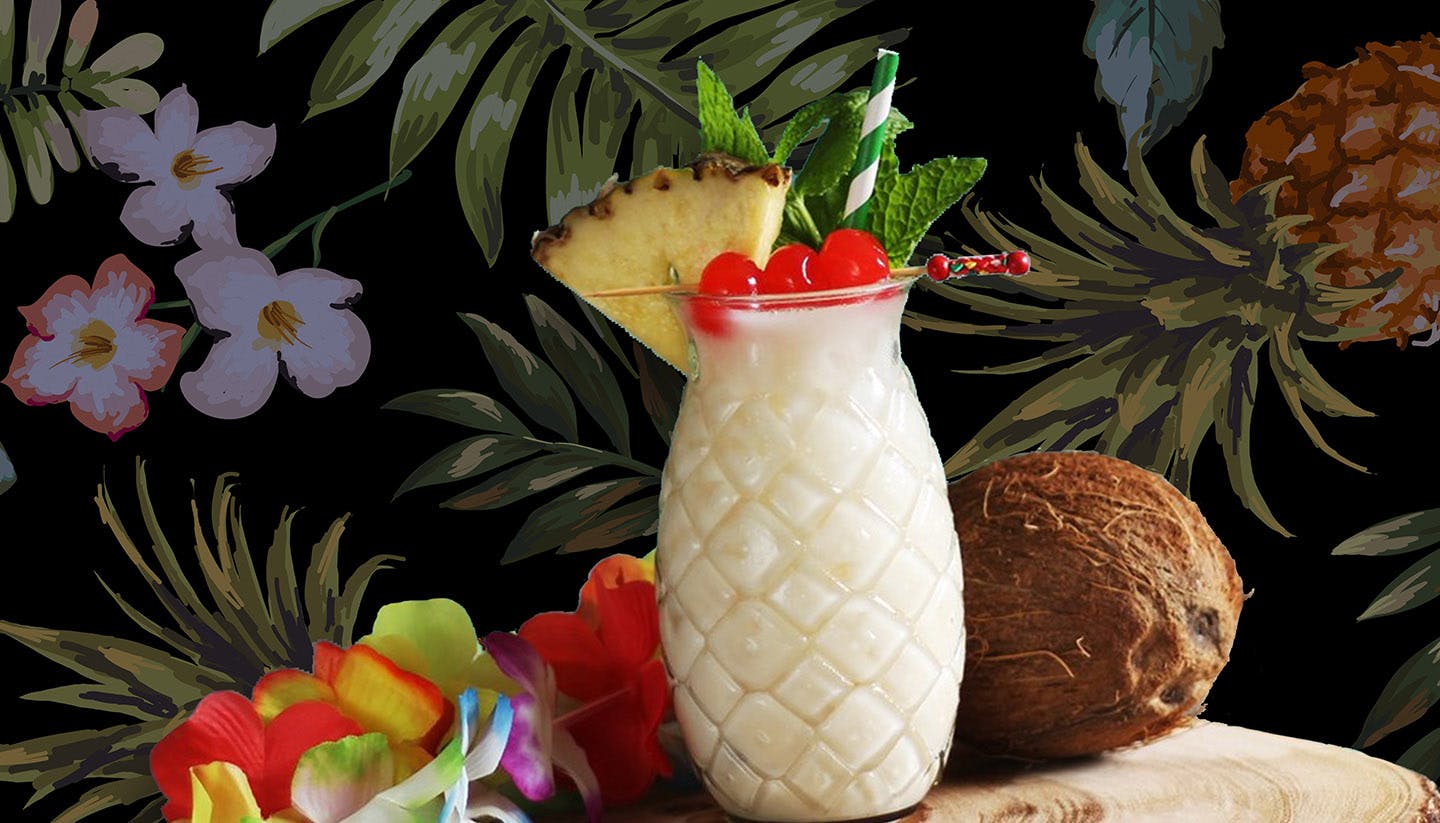 Cocktails med växttema i bakgrunden samt frukter