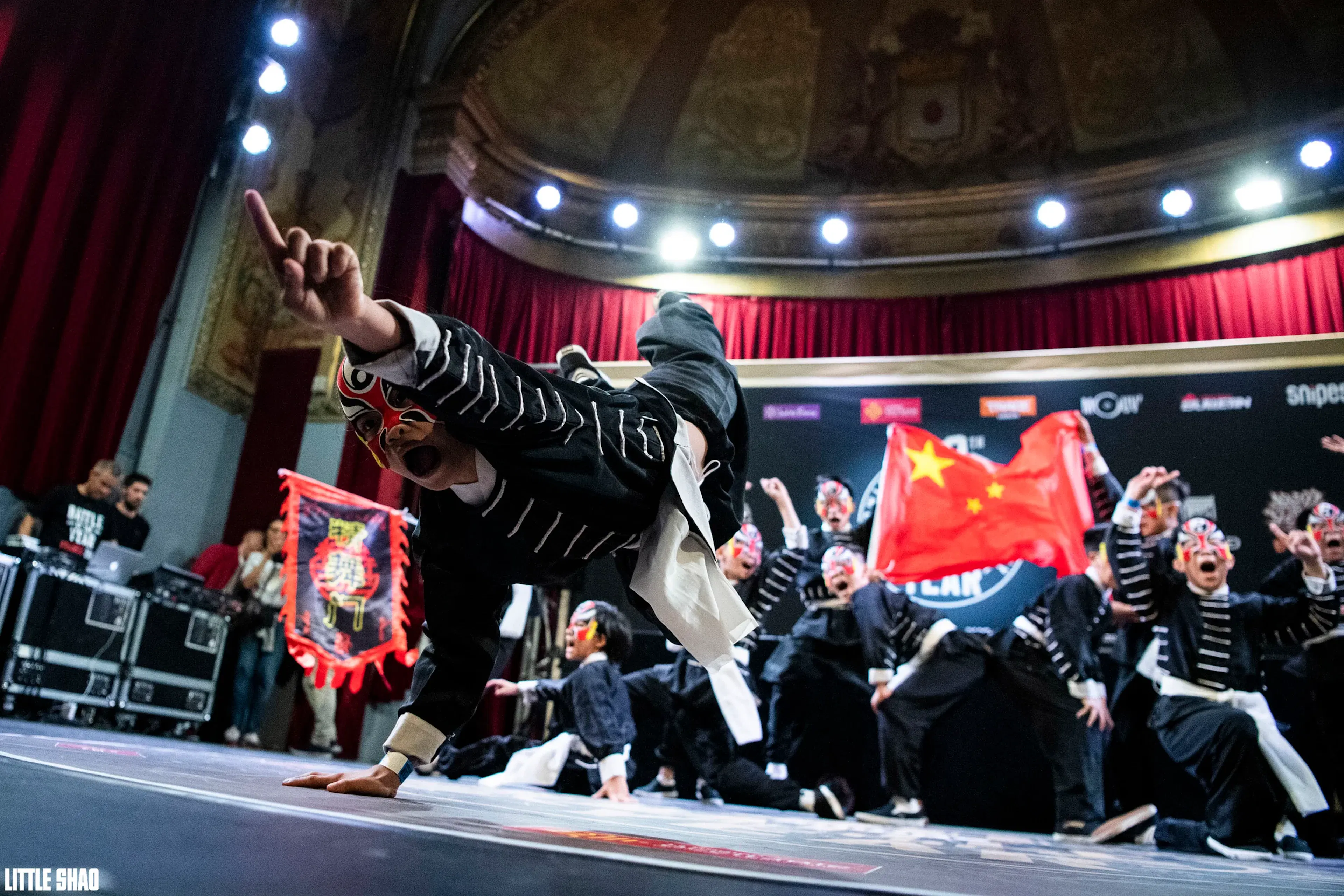 Doigt pointé, drapeau Chine derrière, image iconique